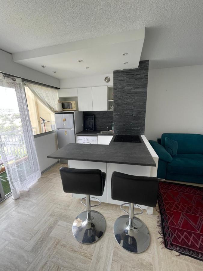 Beau Studio Dans Residence Avec Piscine Et Vue Sur La Ville - 5Min Des Plages Mandelieu Kültér fotó