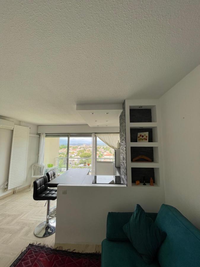 Beau Studio Dans Residence Avec Piscine Et Vue Sur La Ville - 5Min Des Plages Mandelieu Kültér fotó